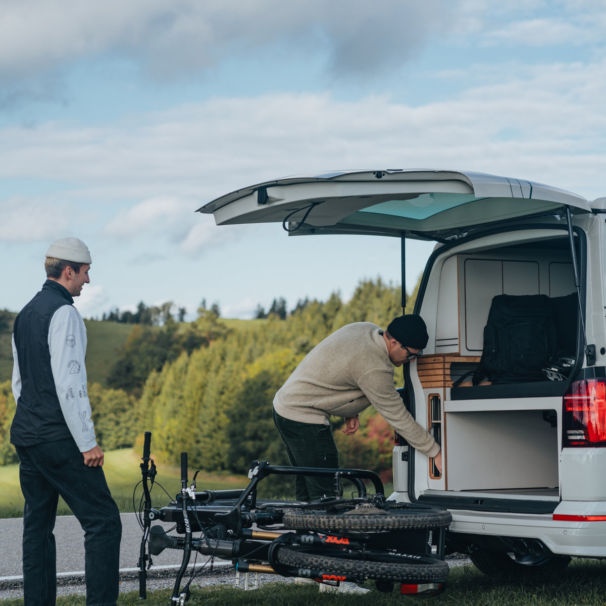 Atera Genio Pro Advanced Black Edition - abgeklappt am Fahrzeug
