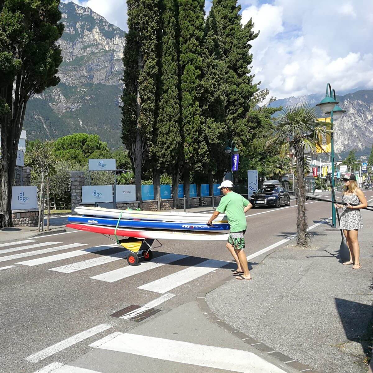 Eckla Beach-Rolly mit Sonnendach und Lufträdern blaugelb