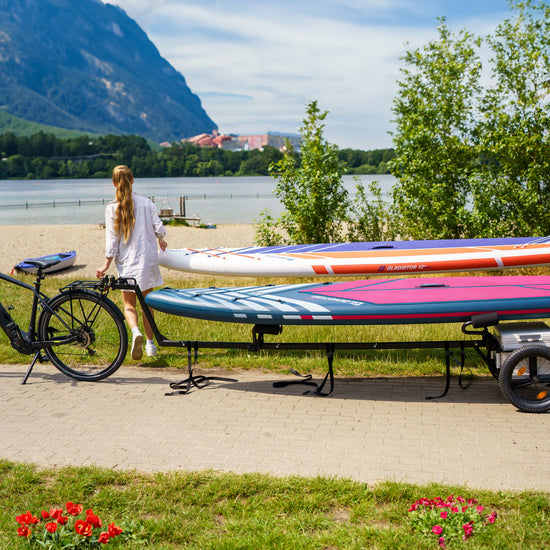 3s-move Multifunktions-Fahrradanhänger beim Transport eines SUP/Kajaks