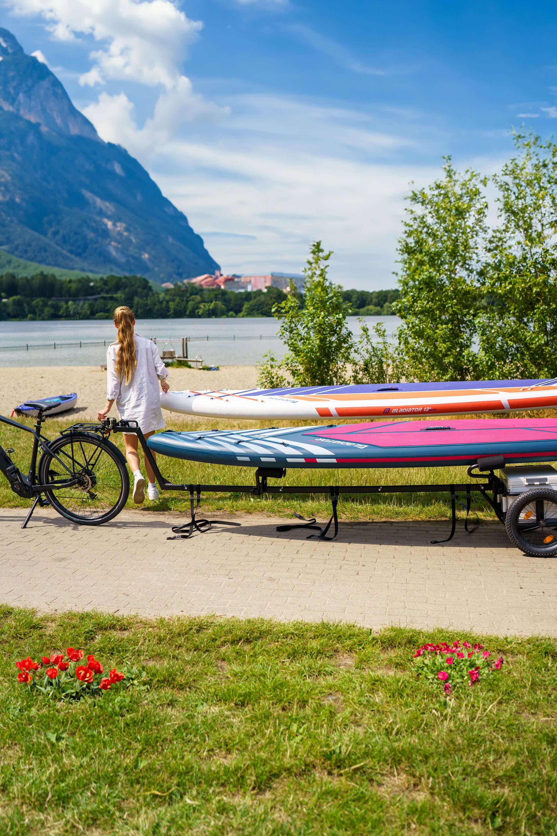 3s-move Multifunktions-Fahrradanhänger beim Transport eines SUP/Kajaks