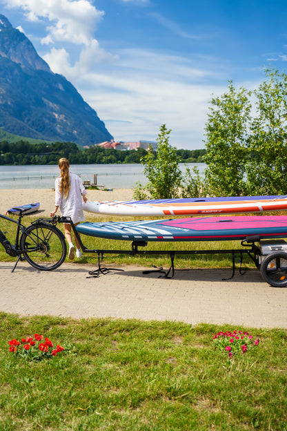 3s-move Multifunktions-Fahrradanhänger beim Transport eines SUP/Kajaks